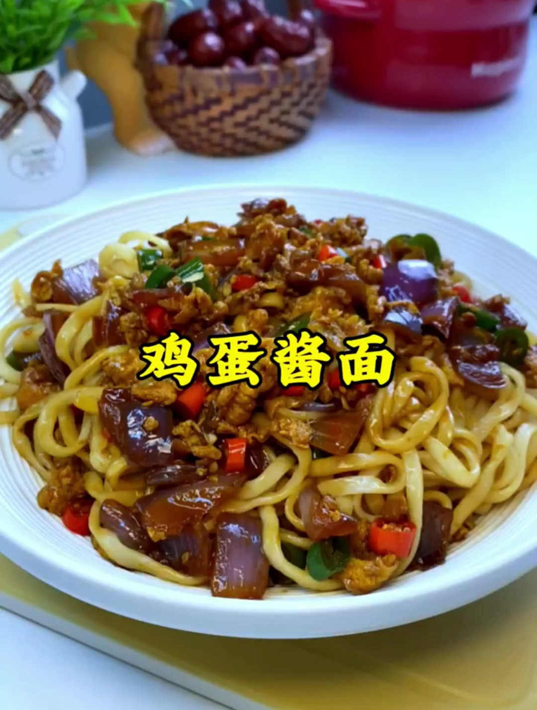 以后面条别煮着吃了,像我这样做个鸡蛋酱面,做法简单,巨好吃