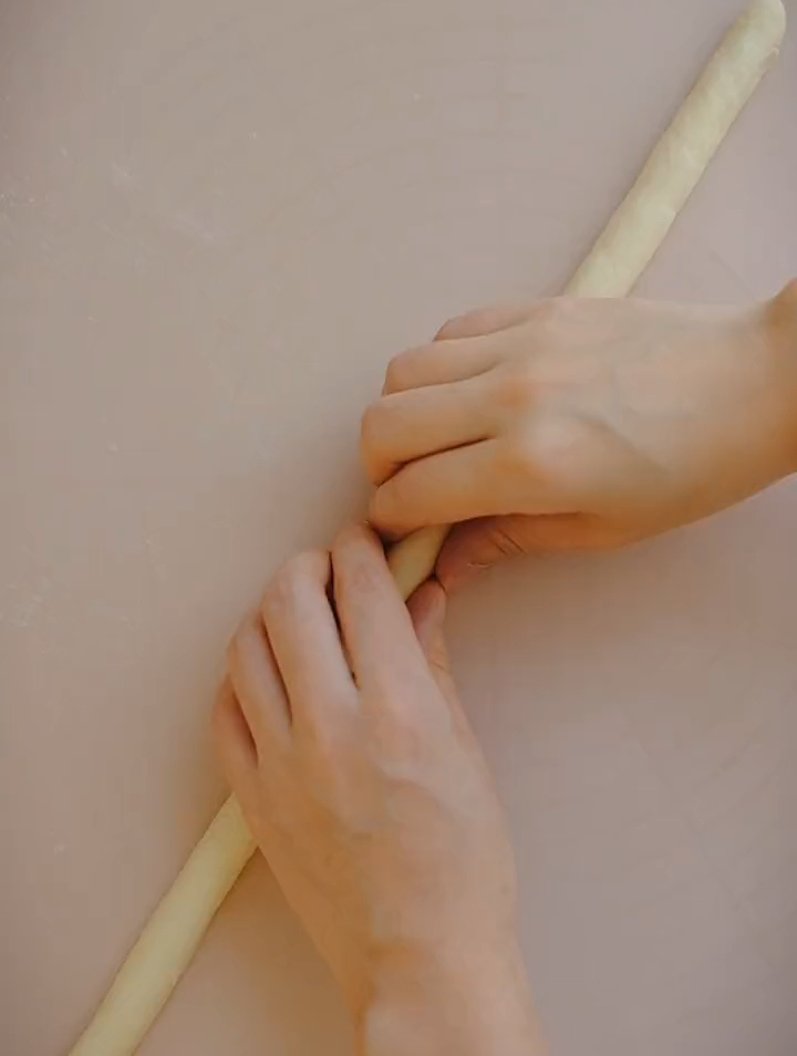 分享一股辫的编法可以先找根绳子练习一下明天要用它做酥皮面包