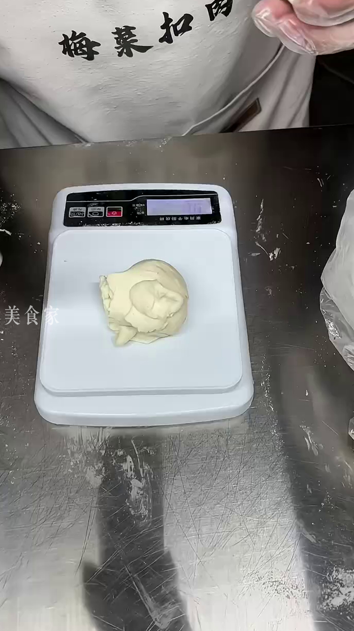 东北街头的梅菜扣肉饼,酥酥脆脆,满嘴留香～