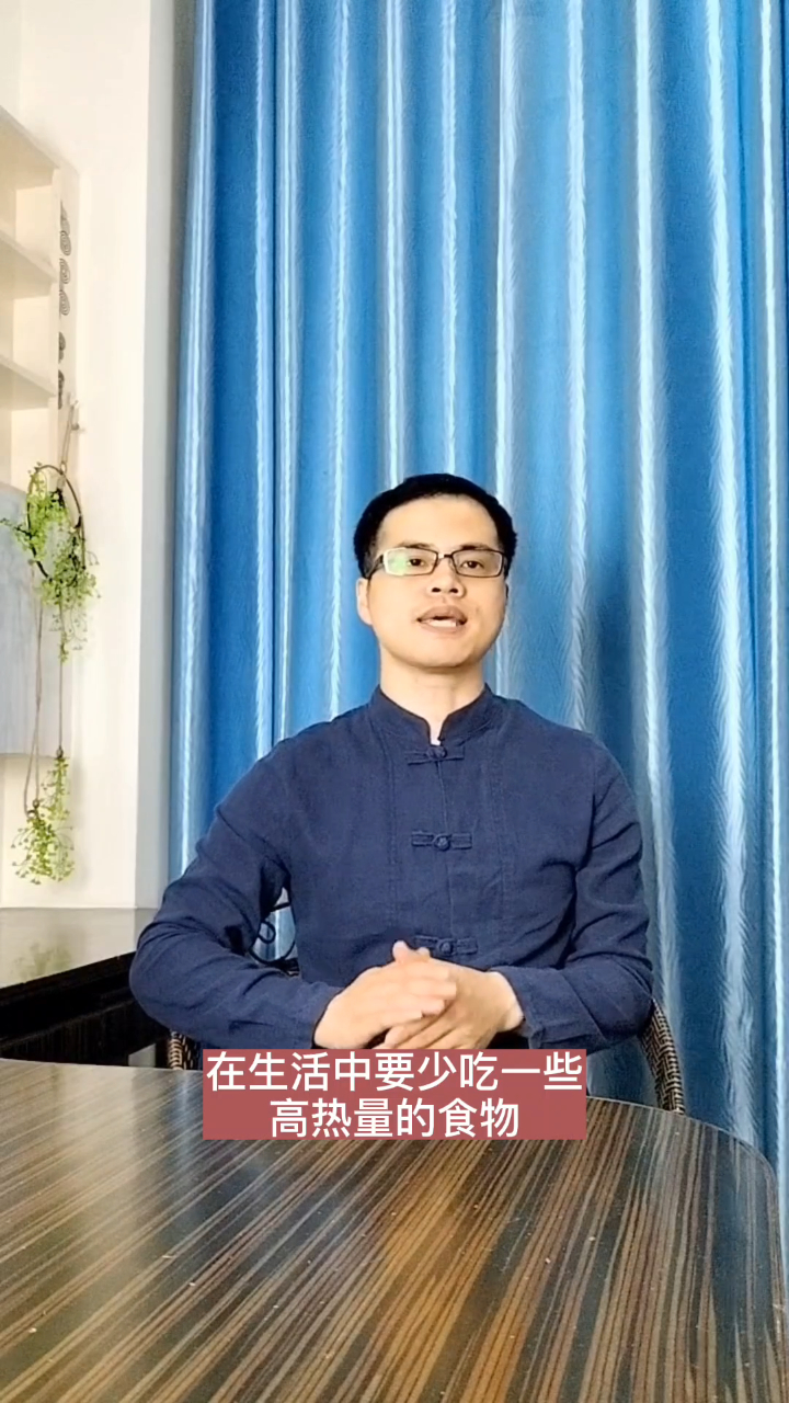 劝告大家:平常要少吃热量高的食物,影响掉秤的速度