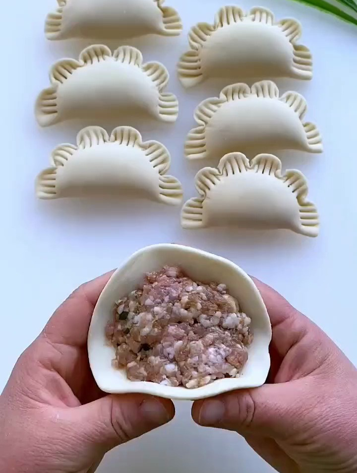 给大孙子包点花瓣饺子