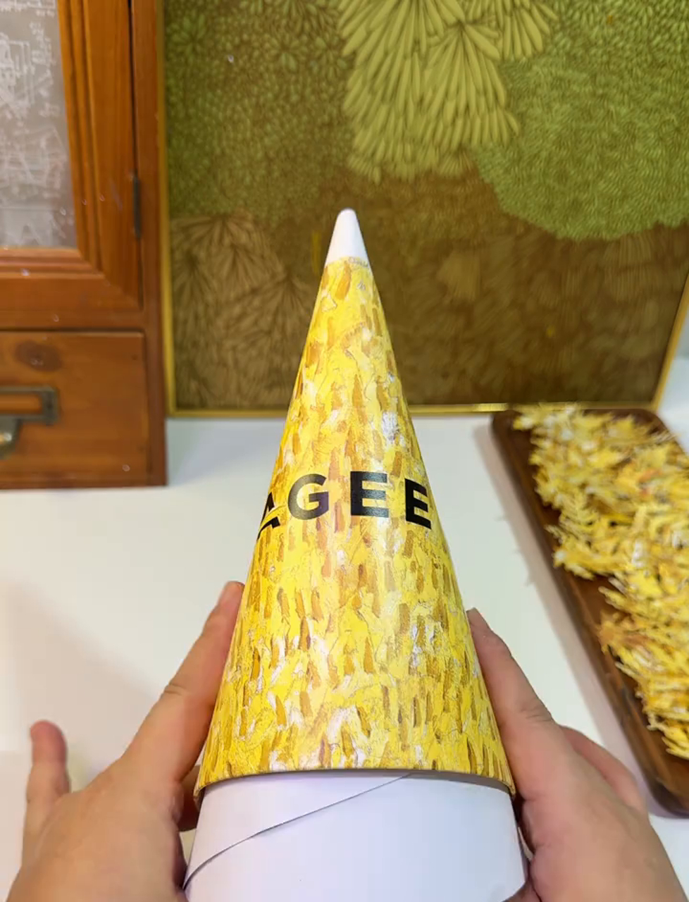 纸袋变圣诞树,还有雪花!圣诞倒计时,用奶茶杯和纸袋DIY浪漫枫叶圣诞树,超简单,快动手迎接