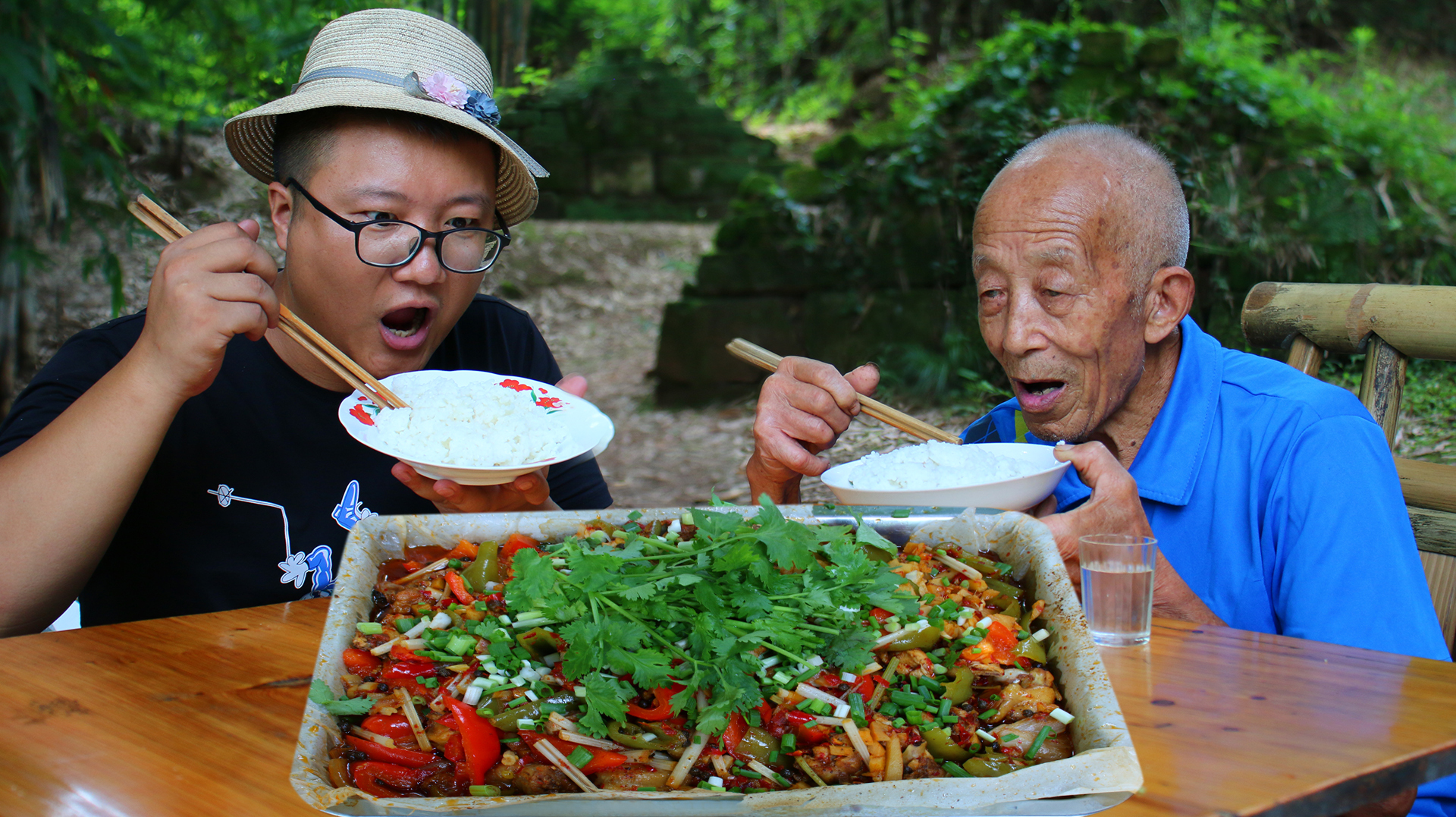 3斤母鸡,阿米秘制网红“纸包鸡”不加一滴水,鸡肉鲜嫩多汁