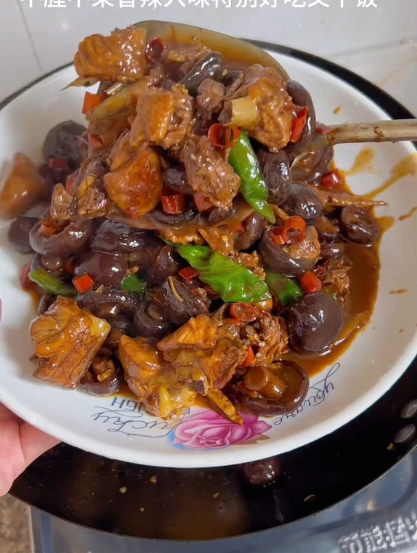 做一个老公孩子都特别爱吃的,香菇烧鸡块