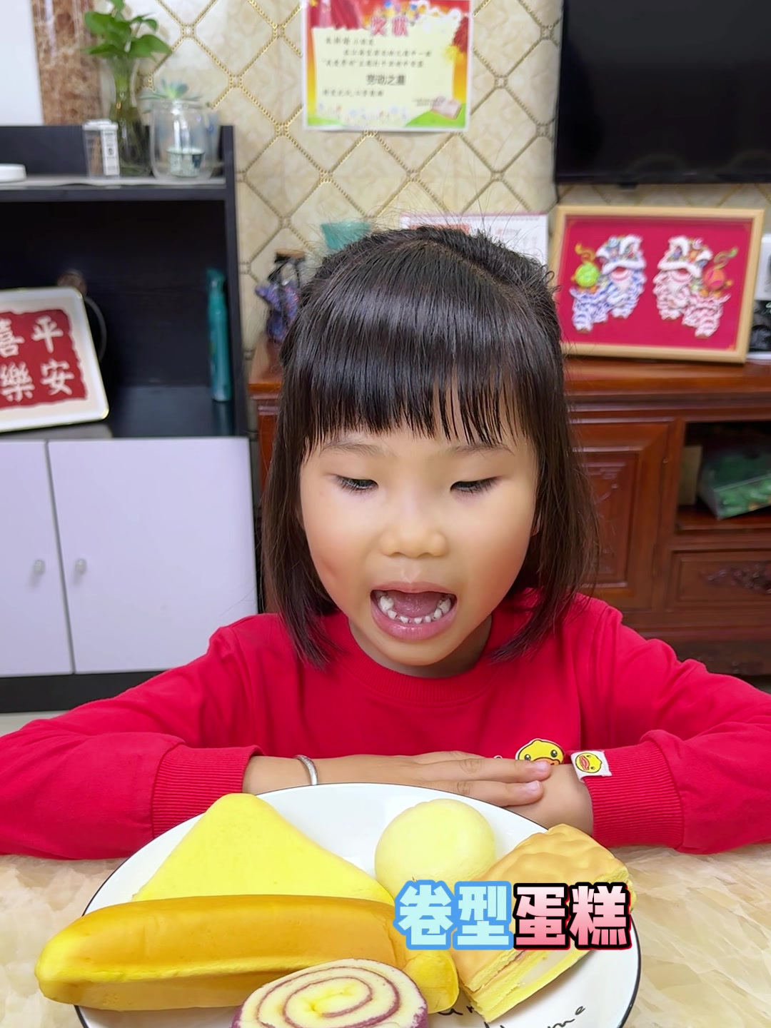 各种不同形状的蛋糕放在一起,你最想吃哪一块呢?