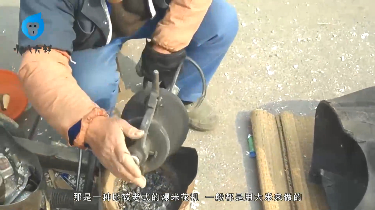 老外挑战中国老式爆米花机,全副武装,这模样不知道还以为去打仗