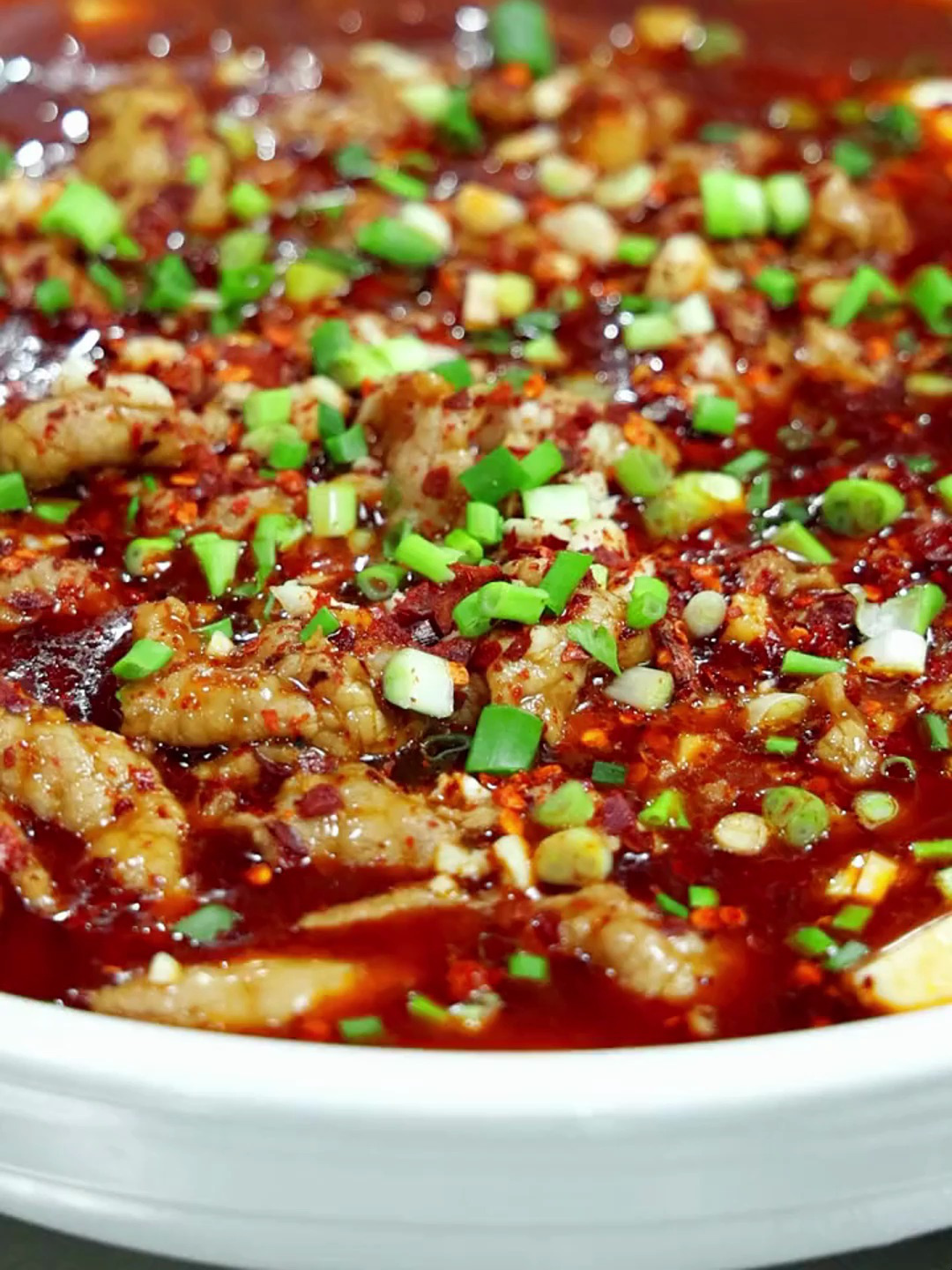 今天做一道比水煮牛肉还巴适的豆花牛肉,麻辣鲜香,嫩滑爽口!