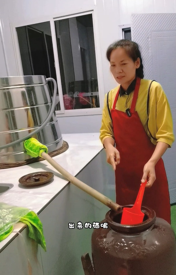 换了这个蒸酒器以后,两个小时就可以酿好一锅酒,省时省力又省柴