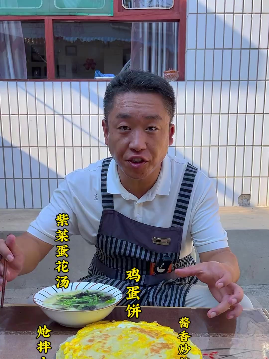鸡蛋饼拌和土豆丝炒螺丝椒,拿饼一卷,最后来碗紫菜蛋花汤