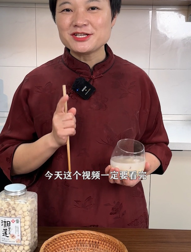 初秋夏末是莲子成熟的季节,用来炖汤、做甜品软糯清甜又营养!