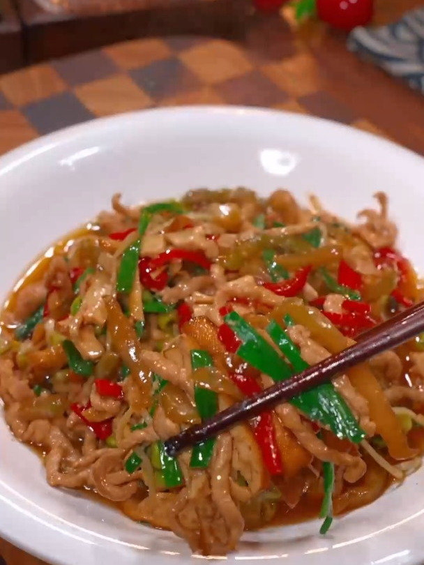 下班不知道吃什么下饭菜的时候,就像我这样炒个榨菜肉丝