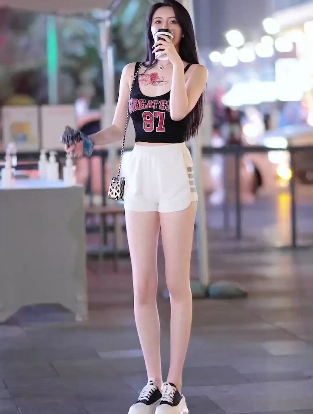 街拍美女,微胖腿小姐姐,羡慕了!