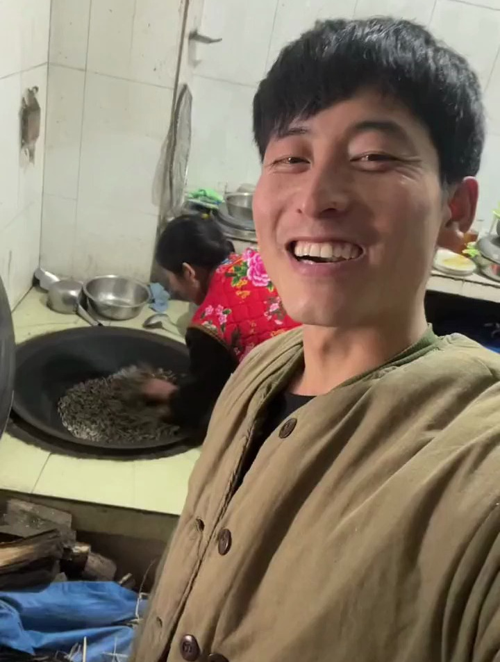 我妈今天用大锅炒的瓜子就是小时候的味道