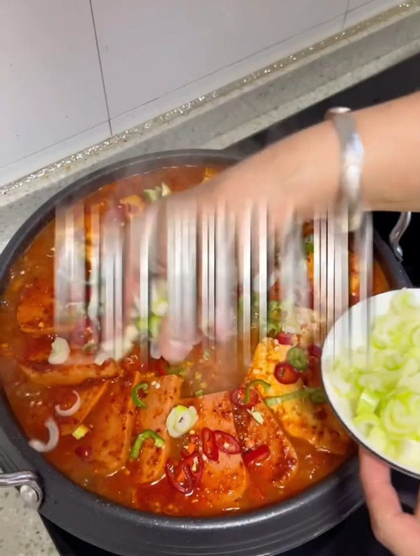 酸辣浓郁的泡菜五花肉汤真的好下饭