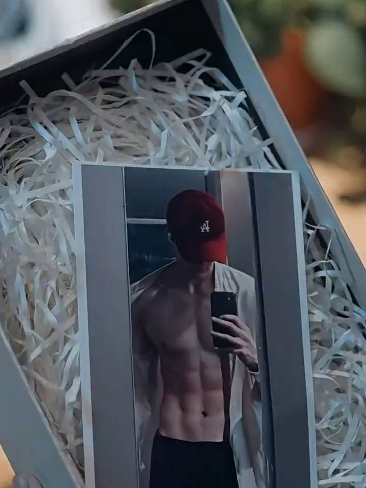 你变态啊,送自己裸照