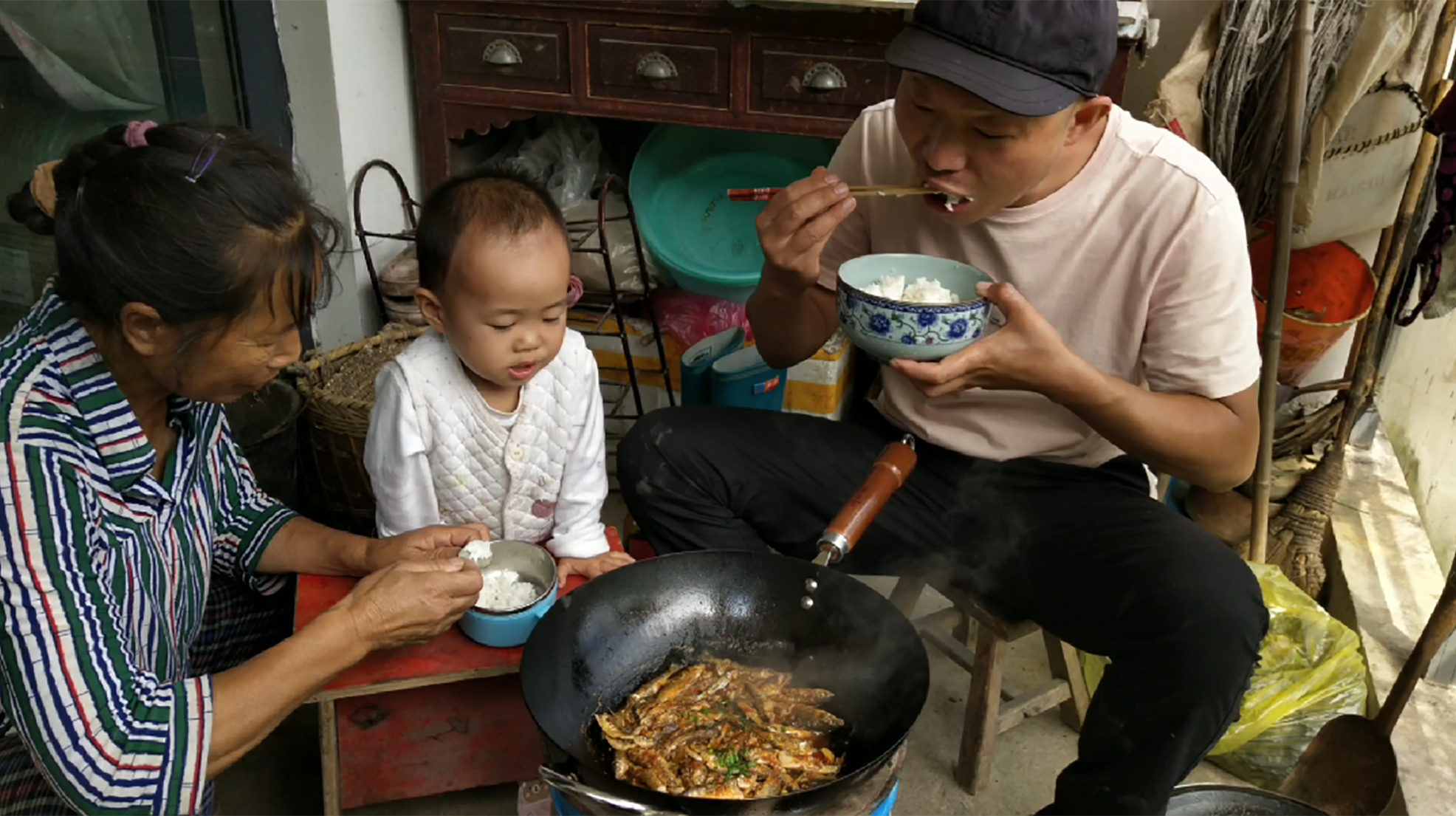 小伙烧了一道红烧小河鱼,媳妇和女儿很爱吃,他说可以吃2大碗饭