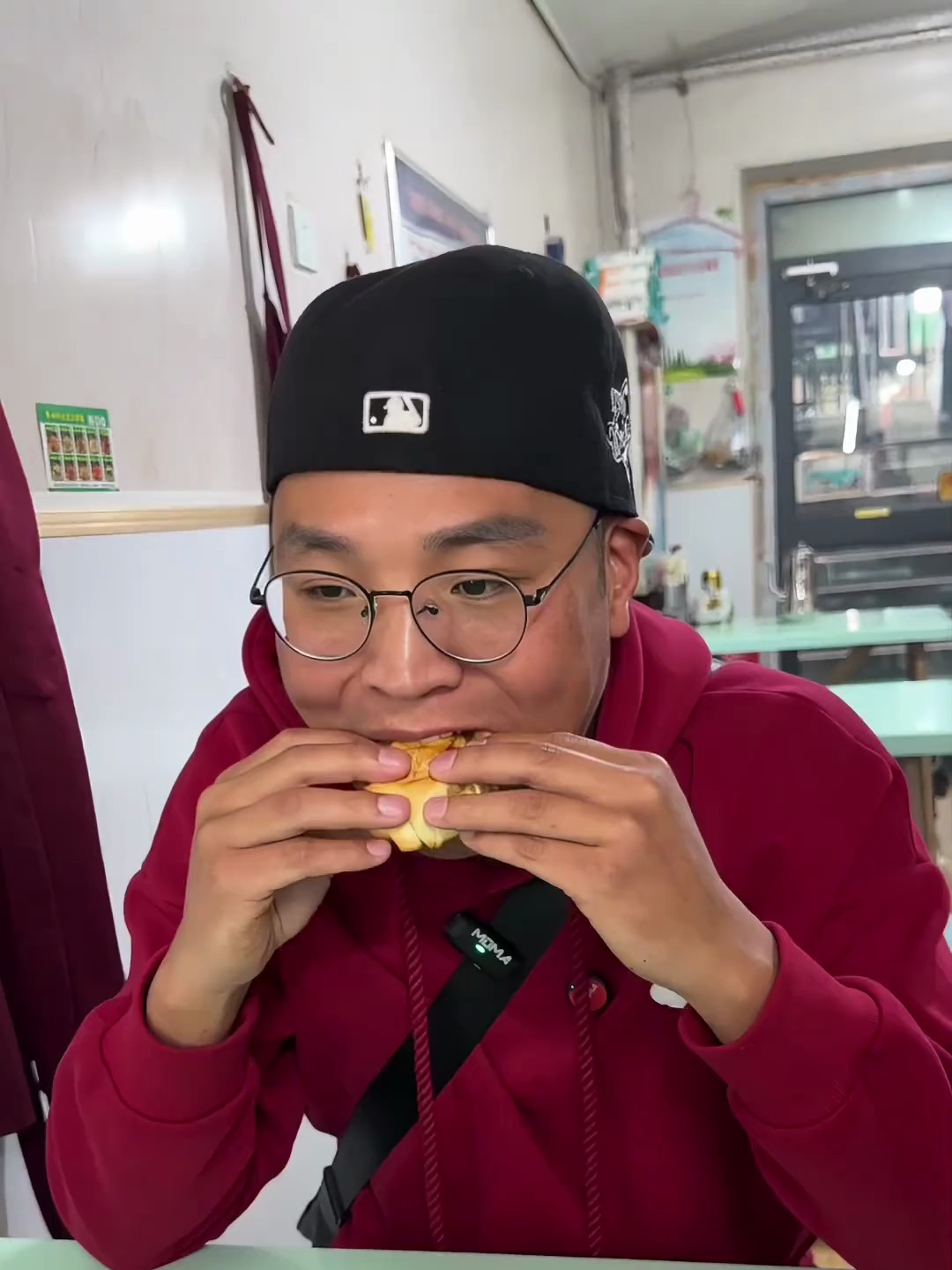 小伙去新疆吃烤肉,黄面烤肉20串,烤包子+5碗面,太能吃了!