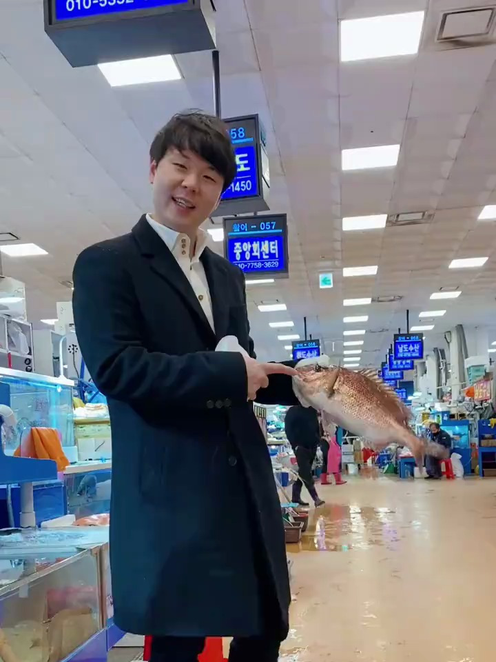 鲷鱼刺身看韩国人如何切生鱼片?在韩国吃一顿鲷鱼刺身多少钱