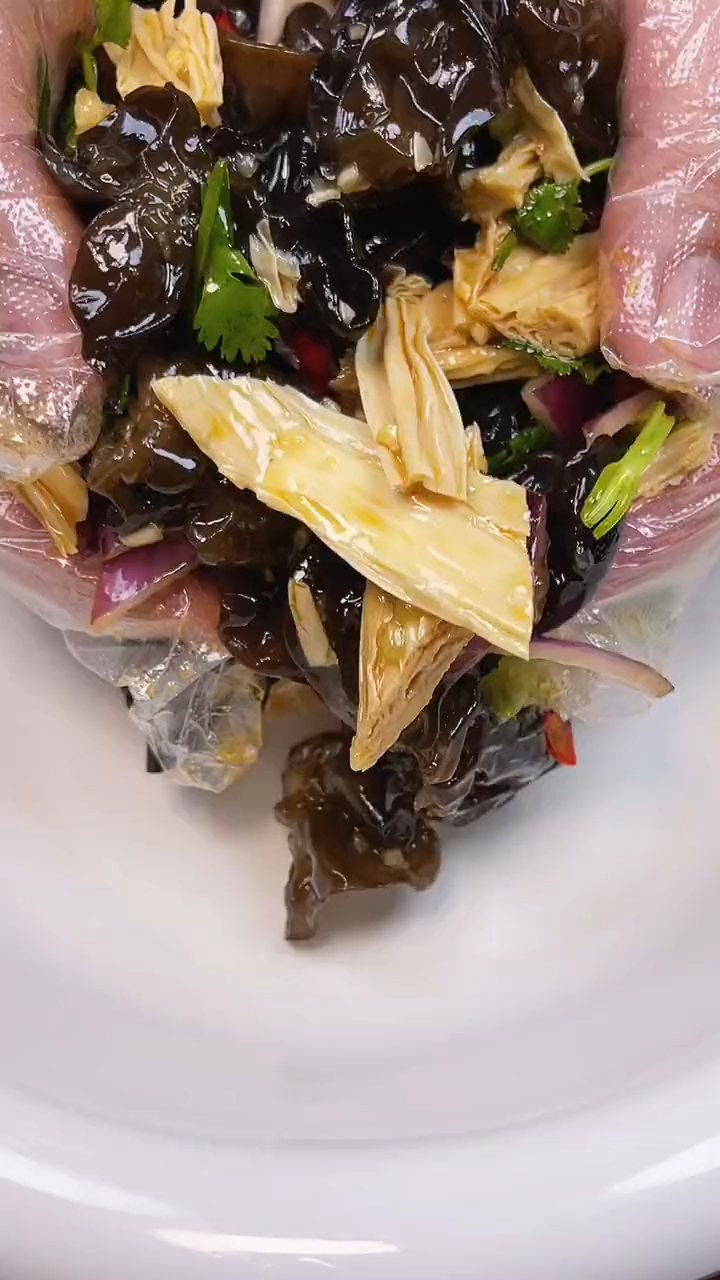椒麻鸡料不仅能拌椒麻鸡,还能凉拌黄瓜腐竹和木耳,麻辣鲜香