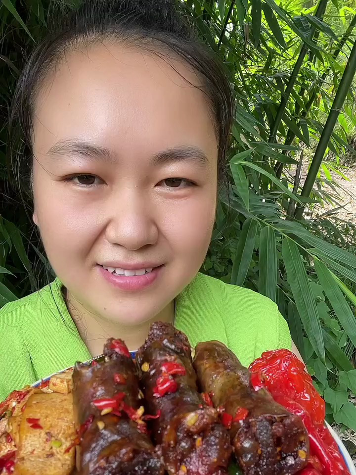 家常菜,麻辣香肠,麻辣豆腐,又香又辣,非常有食欲,超好吃