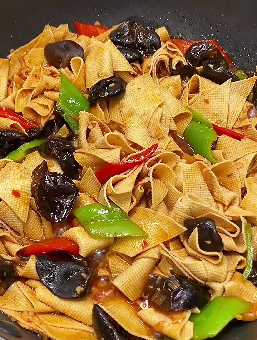 家常菜“豆腐皮炒木耳”,鲜香美味又营养,做法简单一看就会
