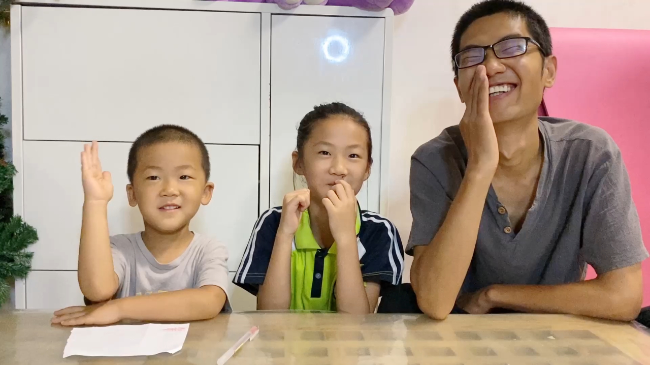 儿子陪妈妈做端午节手账,小机关是立体龙舟,还出端午题目考他们