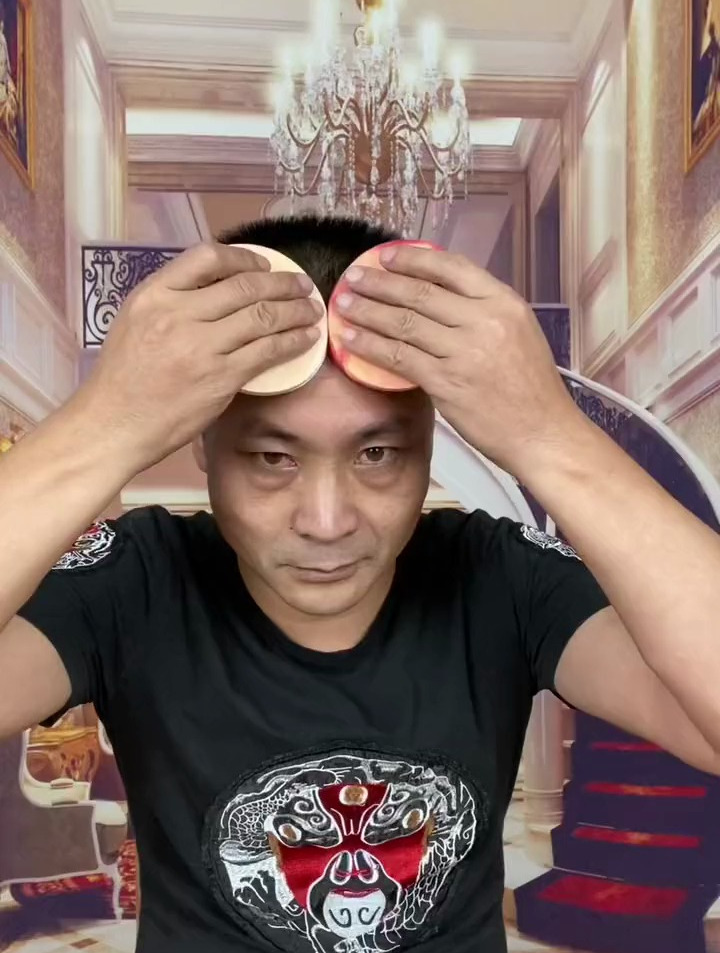 这是一张关羽张飞脸谱,请问你能猜出那边是关羽那边是张飞吗