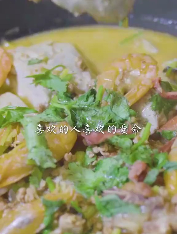 臭豆腐吃出花样了,竟然能跟虾一起炖煲