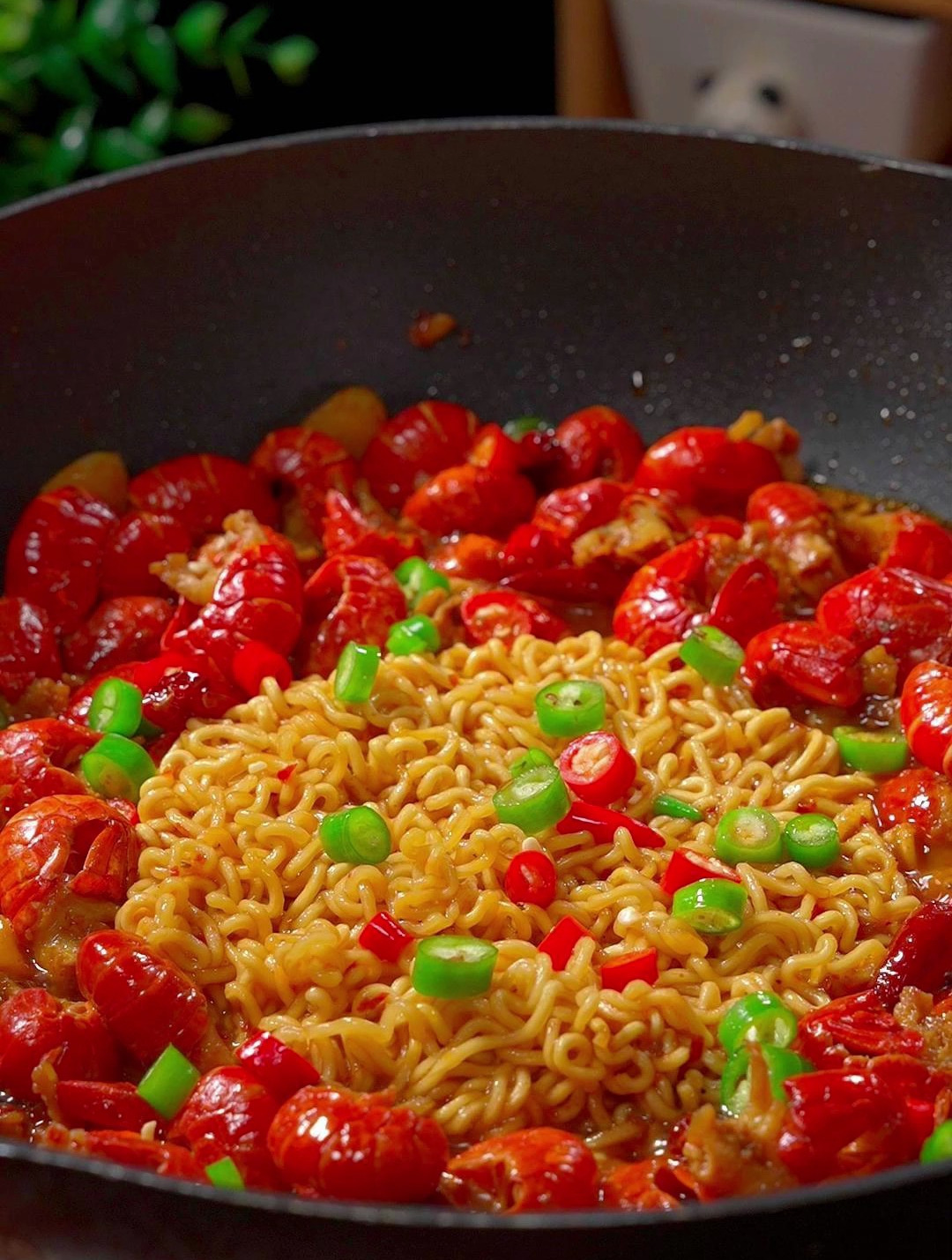 不知道吃什么的时候来上这么一碗小龙虾拌面,简直太满足了