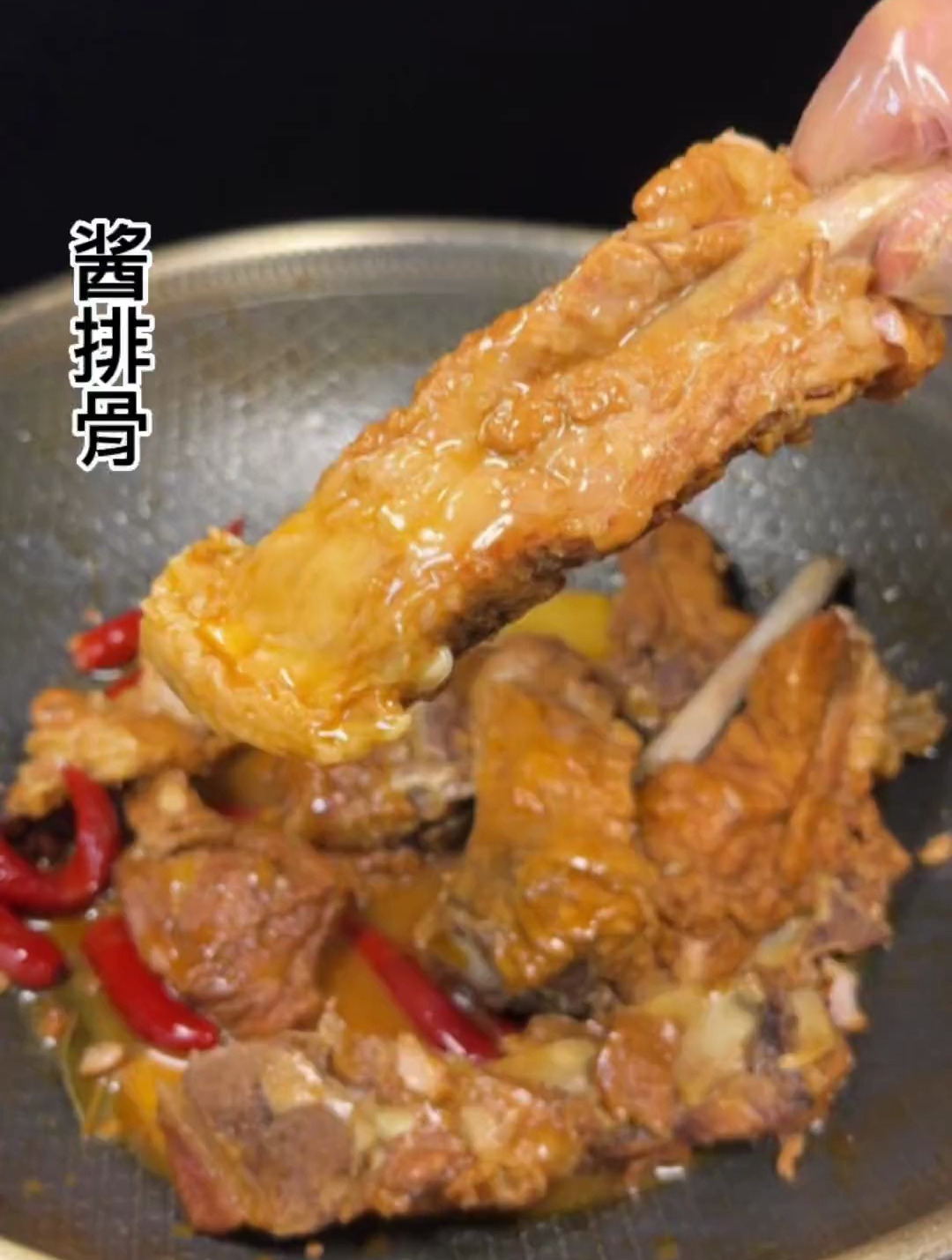 排骨买回家做成酱排骨,软烂入味,酱香浓郁,做法简单又好吃