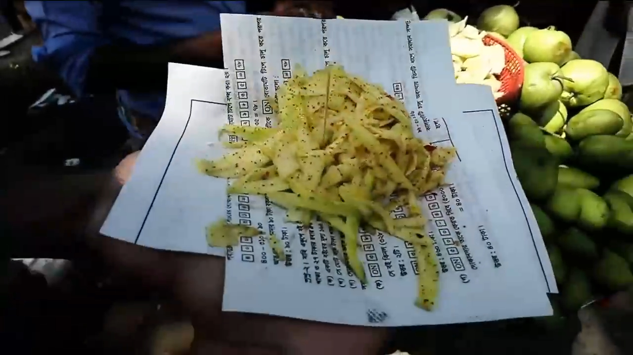 印度街头的青芒果沙拉王,在当地特别有名气,多种配料拌着吃