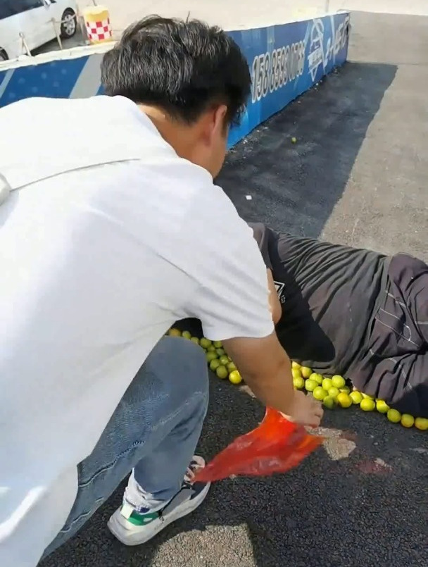 当袋子烂掉的那一刻我傻了,当他躺下的那一刻我惊了