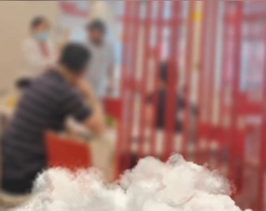 上海爷叔买三黄鸡,发现被店家塞吃剩的鸡,店家:给了你投诉电话