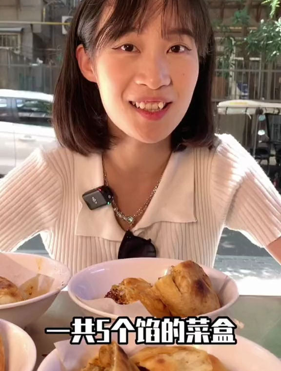 比脸皮要厚的烤菜盒,里面满满当当的馅料,一个足足有半斤重