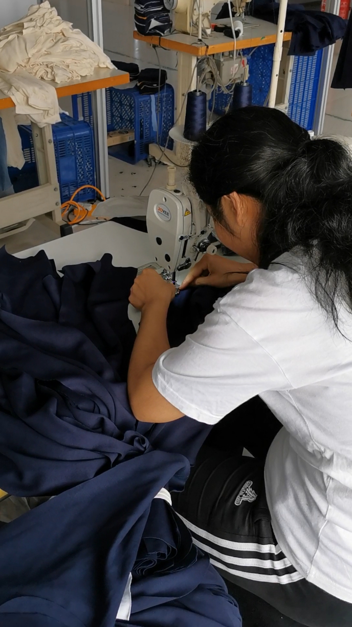你知道服装厂的小姐姐们是怎么干活的吗?这个视频会让你大开眼界