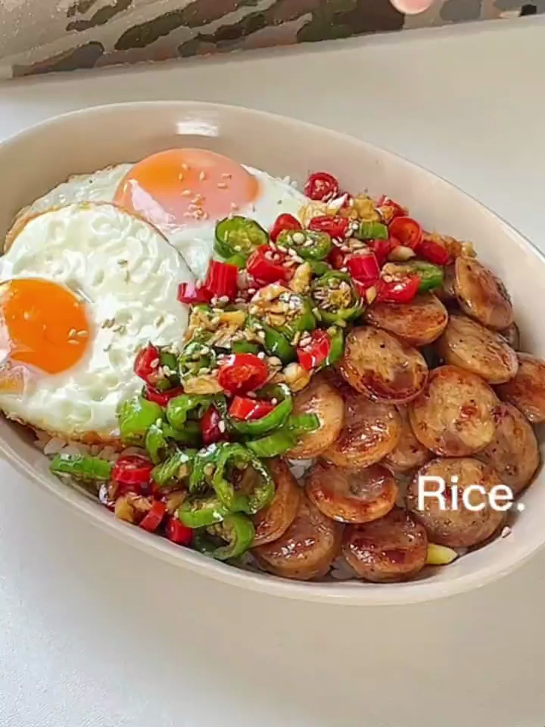 一人食|巨巨好吃的香肠煎蛋双椒拌饭