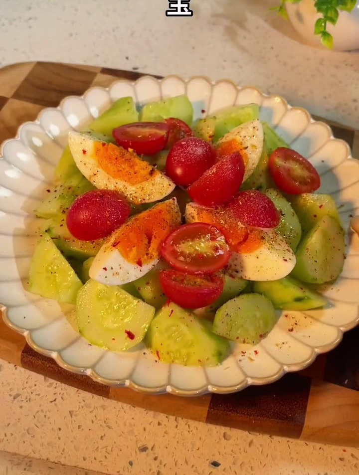 晚餐不知道怎么吃的,就试试水煮蛋生黄瓜