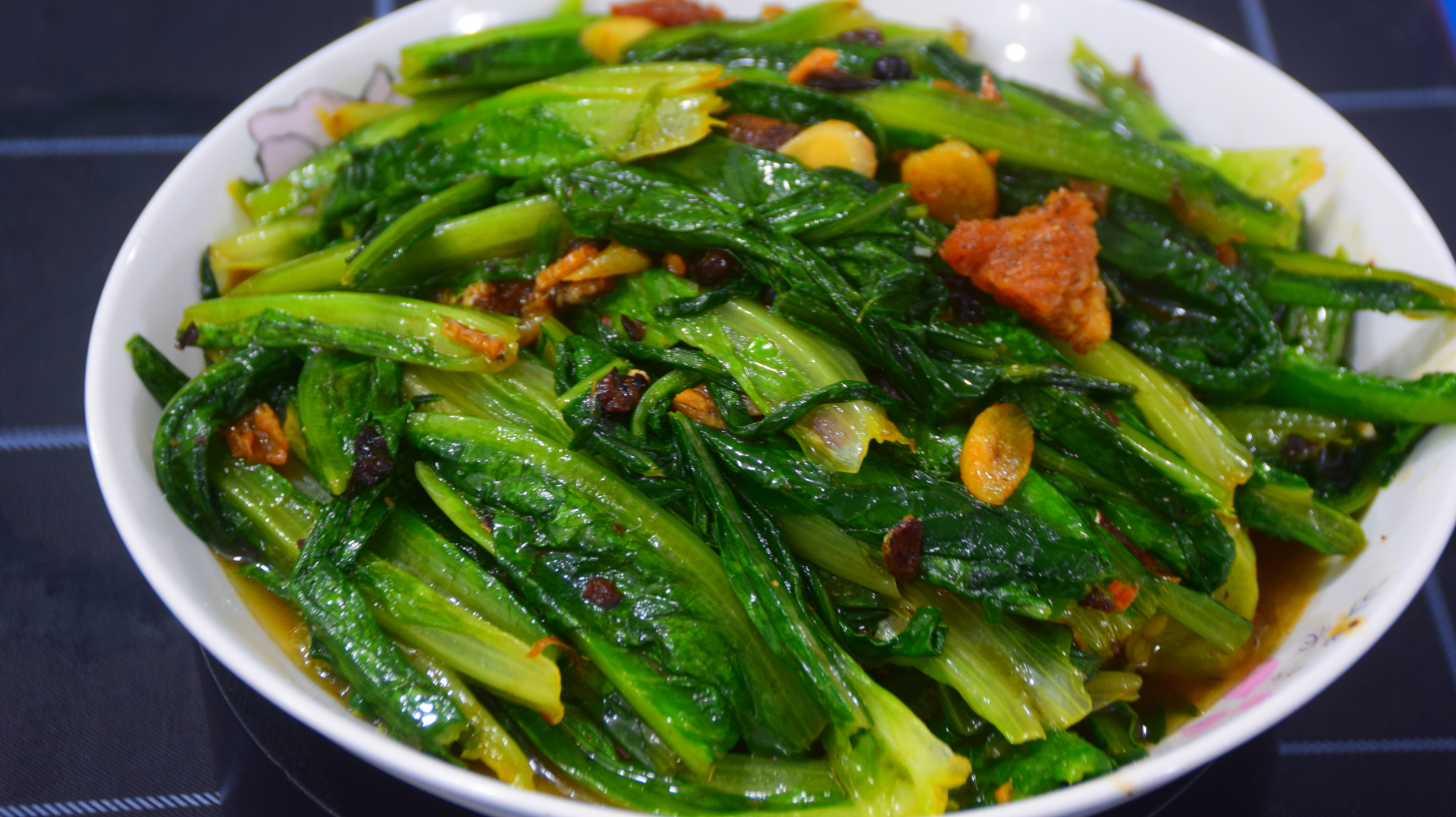 炒油麦菜好吃有诀窍,加1块豆豉鲮鱼,菜色油亮翠绿,上桌就扫光
