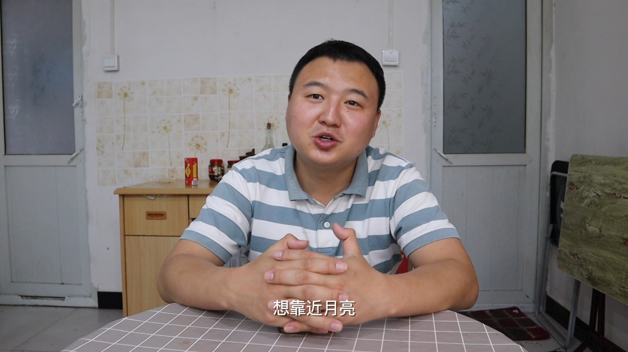 小伙点外卖,12寸披萨,各种烤翅炸虾,薯片,再来红烧肉饭,过瘾