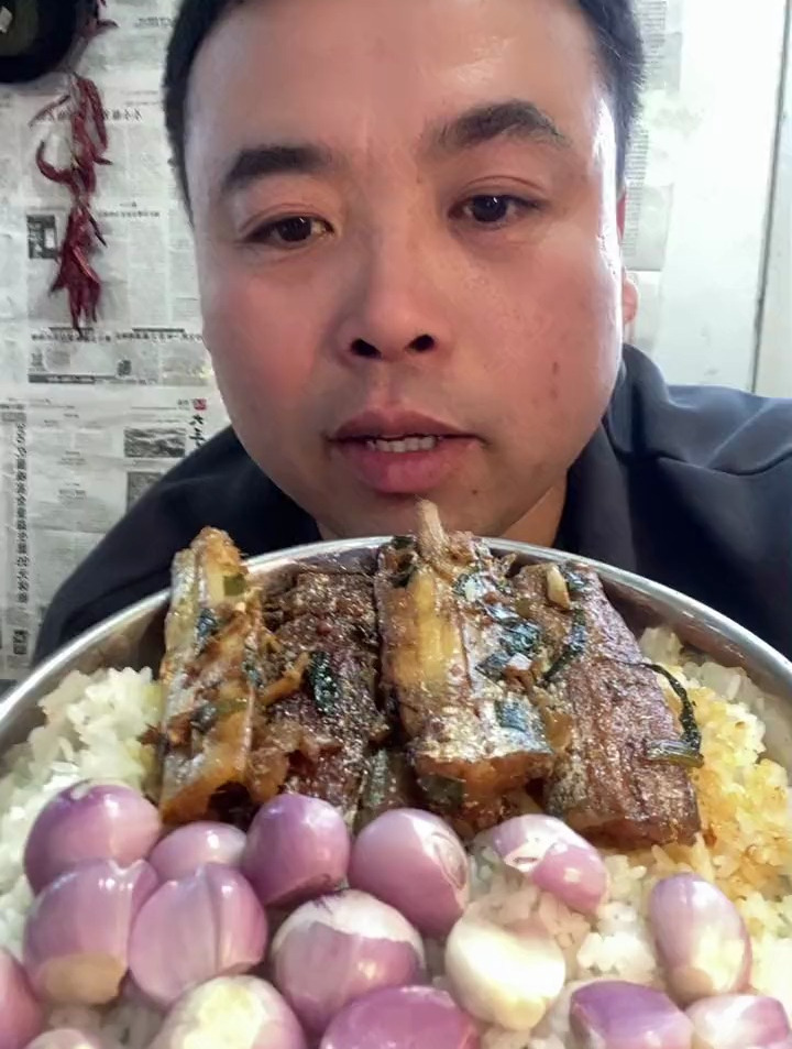 刀鱼毛葱盖饭老香了!