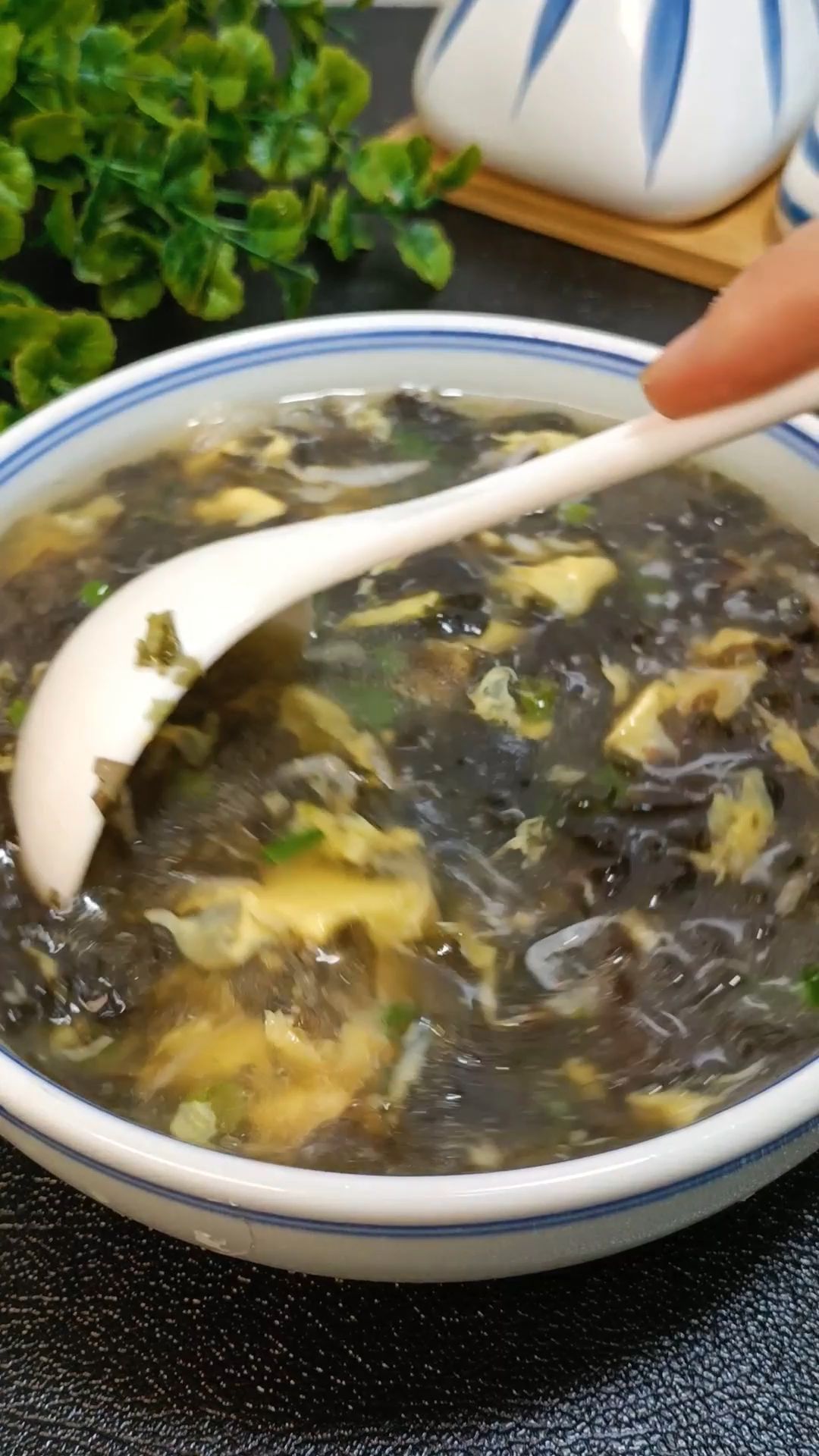 这才是紫菜蛋花汤的正确做法,掌握这个技巧,大人孩子都爱喝