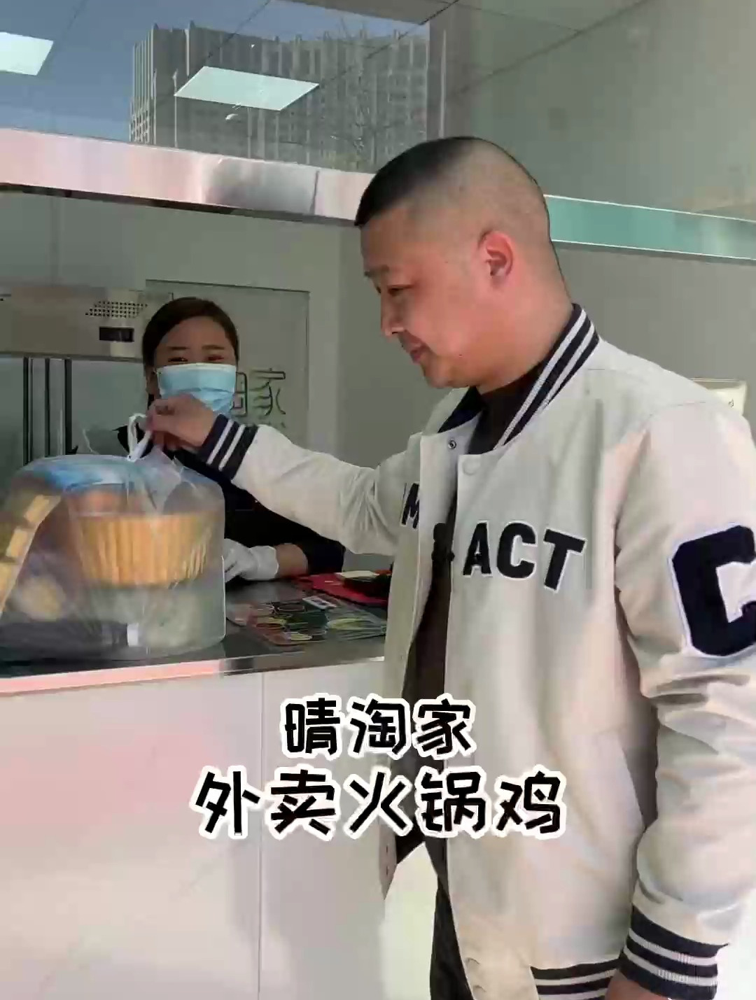 火锅鸡外卖太方便了,在外野炊也能吃得很美