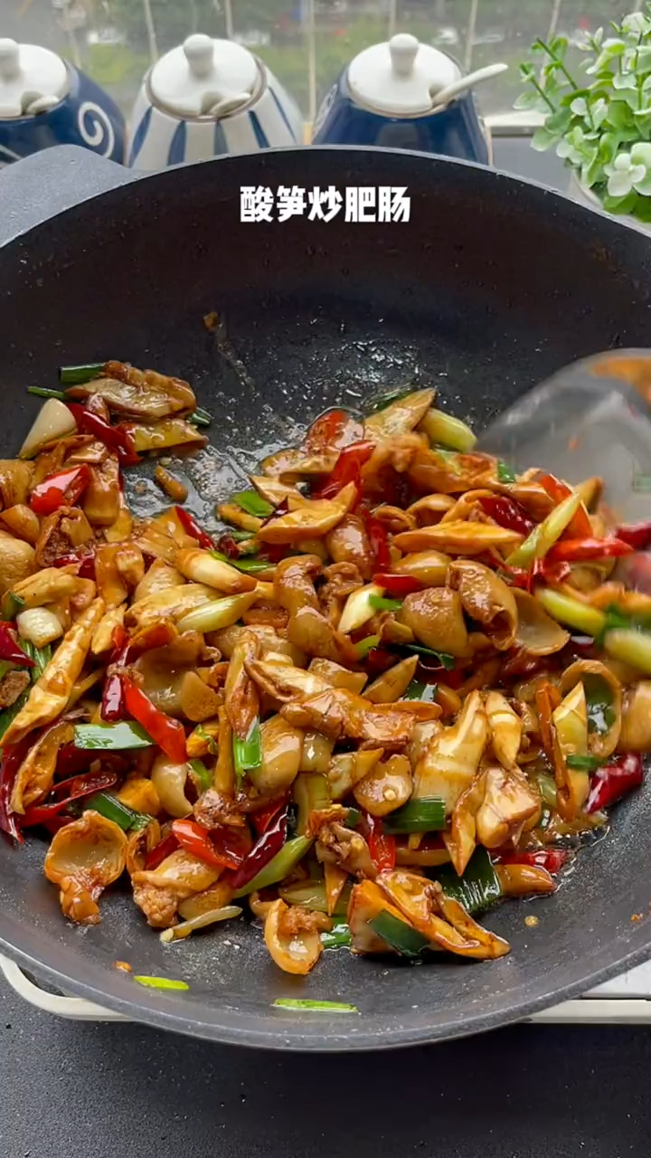 你们要的酸笋炒肥肠教程来了,不得不说这真的是很香很下饭