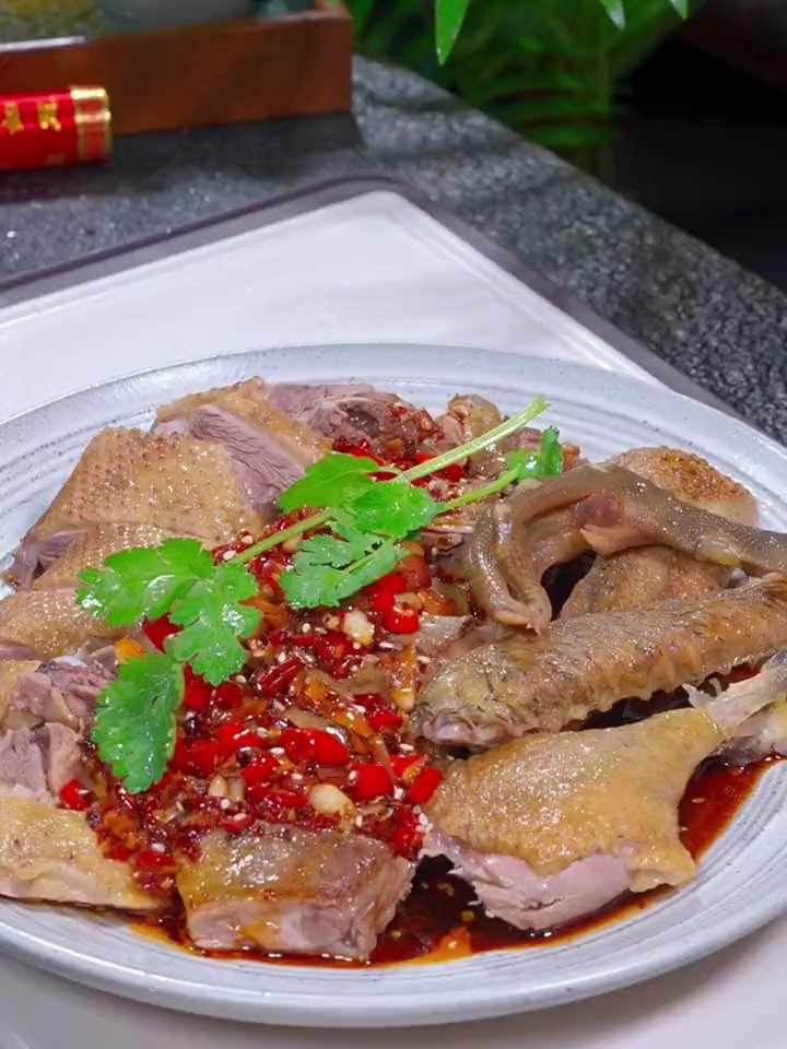 这样做的凉拌鸭,鸭肉鲜嫩多汁,香辣有味好吃还下饭