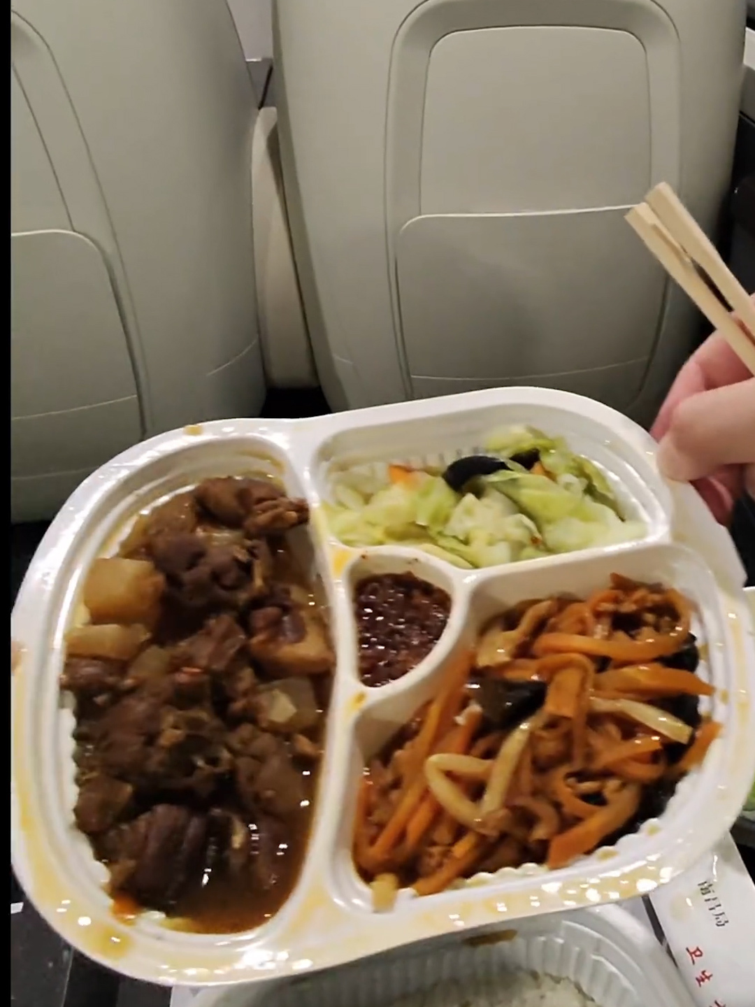 12306回应花29元坐高铁免费吃40元盒饭:确有此事,需在饭点乘坐跨局列车