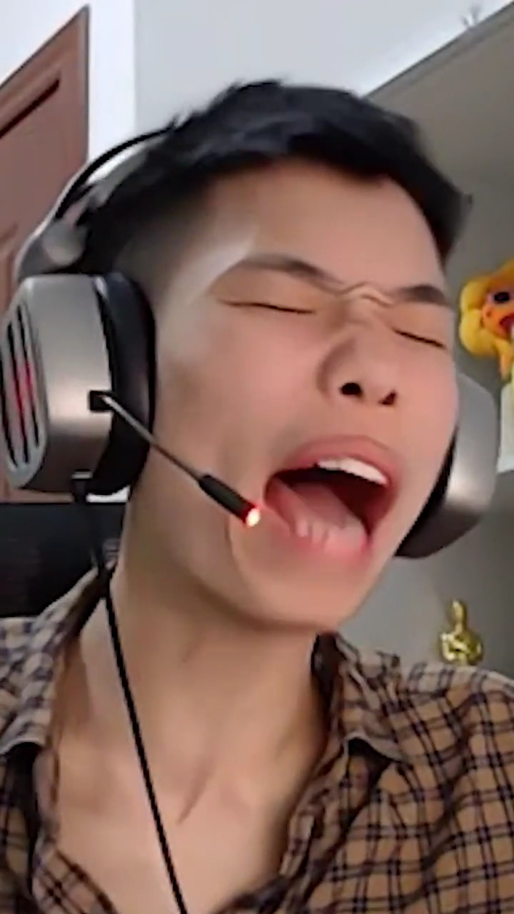 独狼@鲨鱼哟syy 还会悬崖隐身术?也太秀了吧!看到视频最后的鸡仔眼泪掉下来,就这?