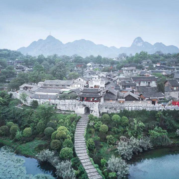 青岩古镇的介绍及游玩攻略 #发现宝藏旅行地# 青岩古镇,贵州四大古镇之一,位于贵州省贵阳市