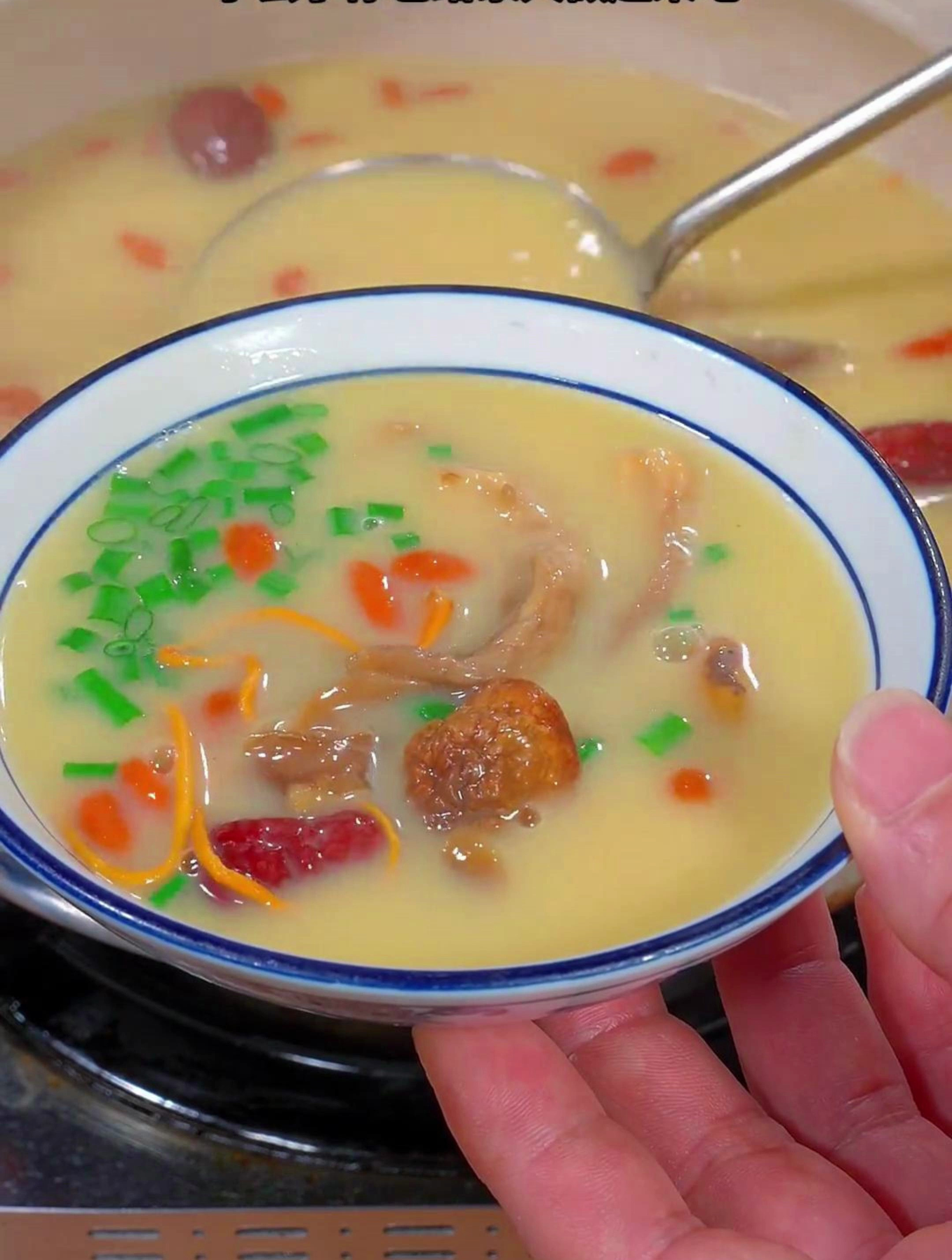 这样炖的菌菇鲫鱼汤,汤汁鲜美
