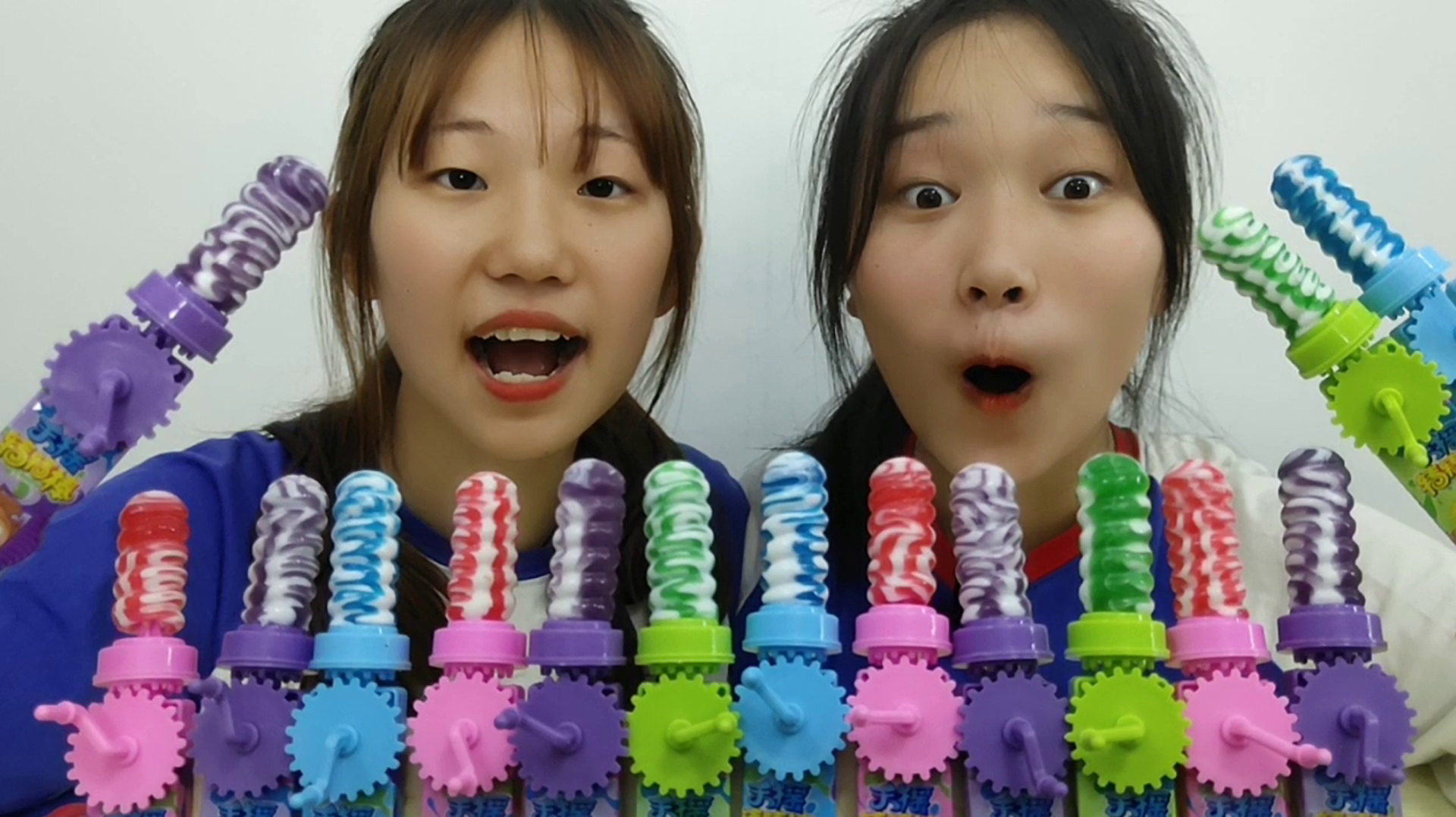 俩女孩被导演骗钓鱼,转动鱼竿没有线,原来是卡通手摇旋转棒棒糖