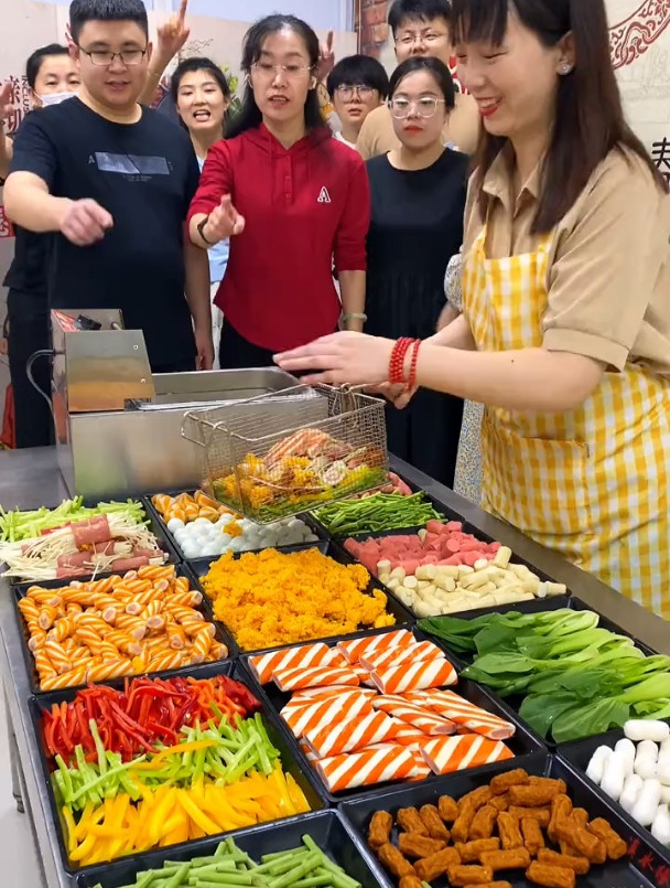 香酥鸡柳饼,小饼是口袋模样,容量多,搭配鸡柳,烤肠,蟹黄包等